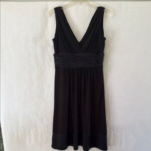 Elegant Jones New York Black V-neck Sleeveless Dress with Satin-look trim Size 6